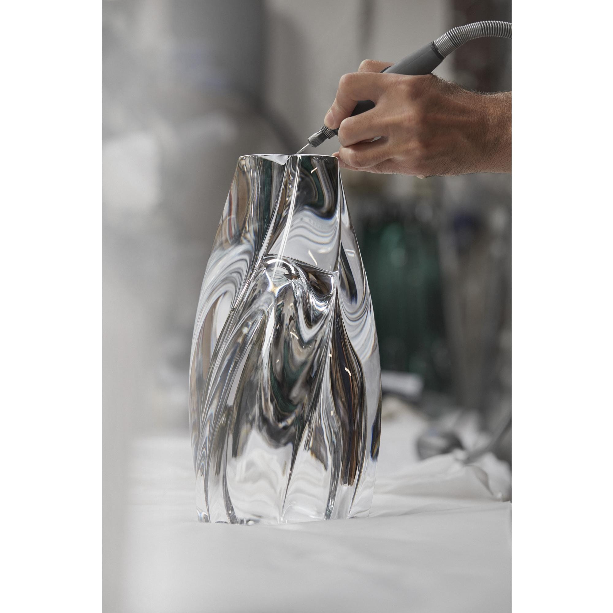 Blossom Vase by Tokujin Yoshioka  in 行李箱、旅行用品及家居精品