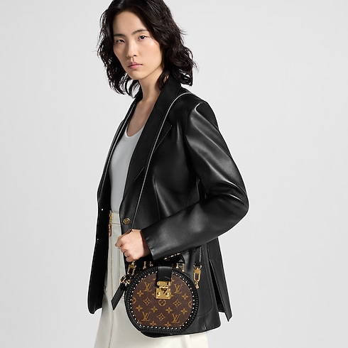 Boite Chapeau PM Monogram 帆布 in 行李箱、旅行用品及家居精品's 硬箱及箱盒 小型箱盒 collections by Louis Vuitton (產品縮放)