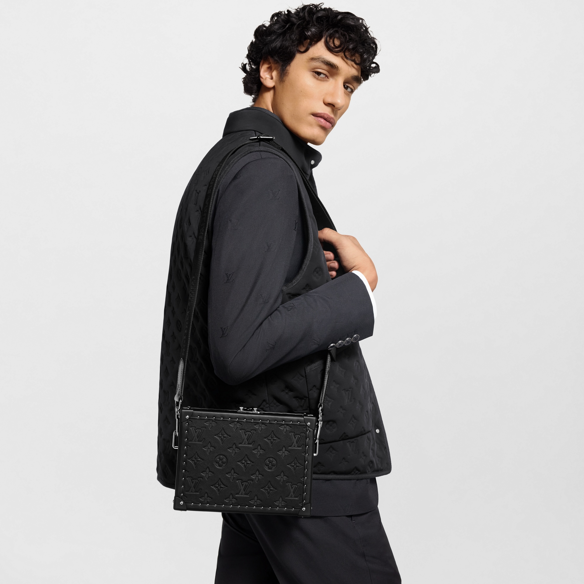 Clutch Box Monogram Shadow 皮革 in 行李箱、旅行用品及家居精品