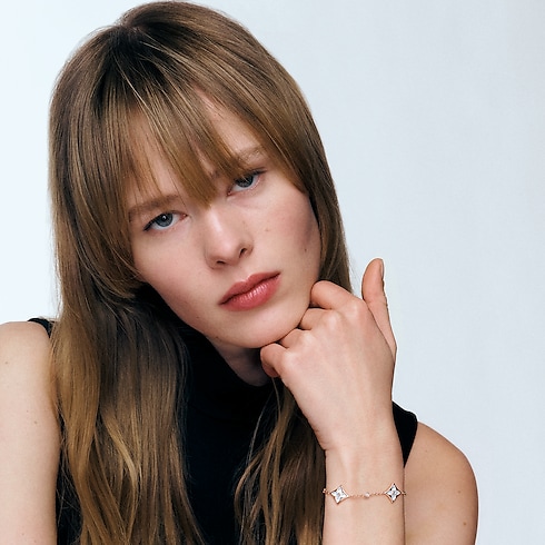 Color Blossom BB Multi-Motifs 手鍊 - 配玫瑰K金、白色珍珠母貝及鑽石 in 珠寶系列's 按類別瀏覽 手鐲 collections by Louis Vuitton (產品縮放)