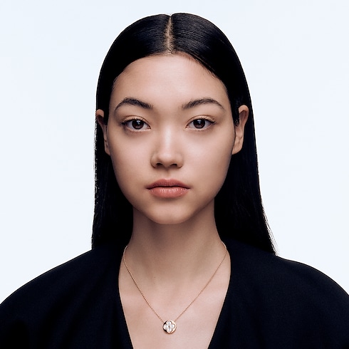 Color Blossom Sun 玫瑰K金鑲白色珍珠母貝吊墜 in 珠寶系列's 按類別瀏覽 高級珠寶總覽 collections by Louis Vuitton (產品縮放)