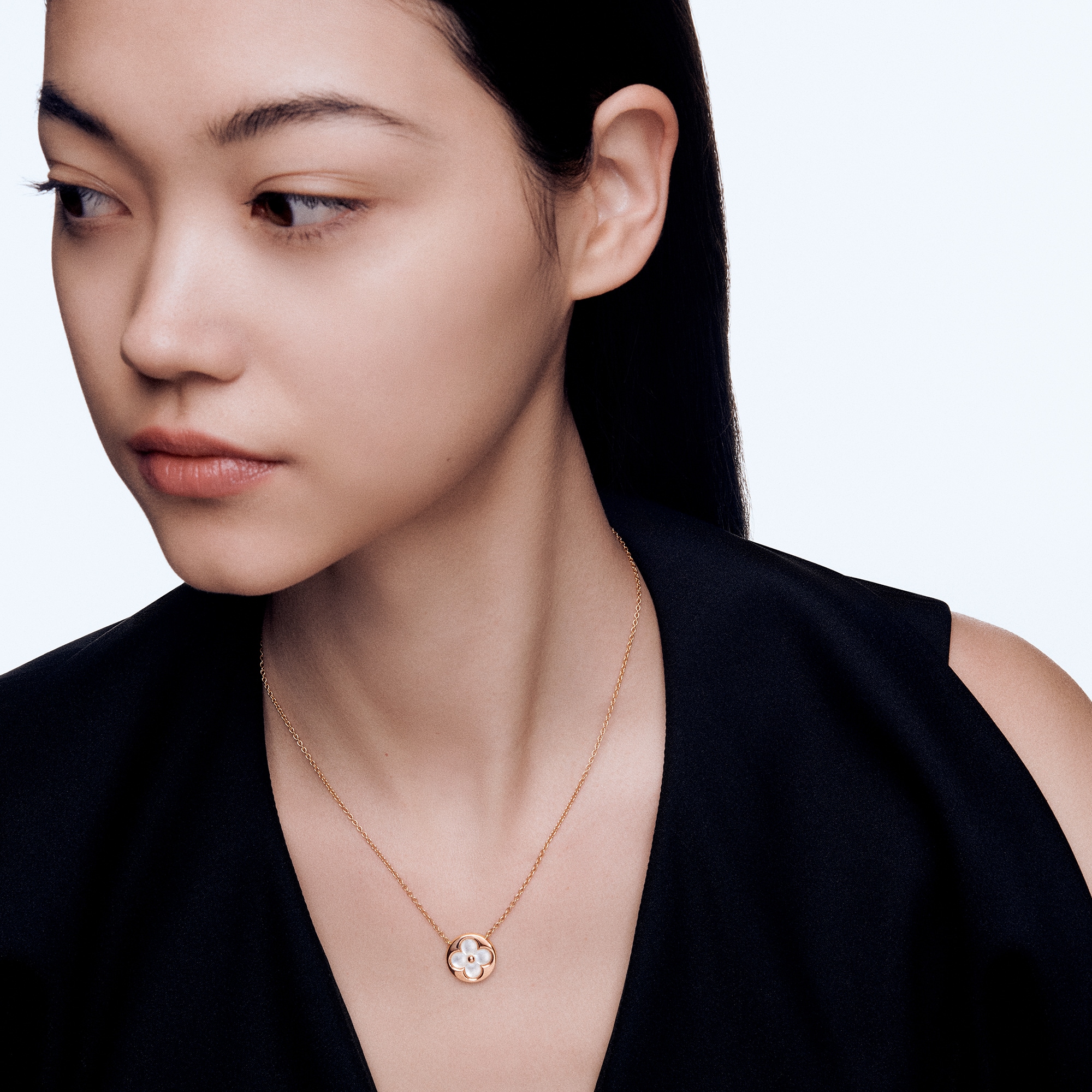 Color Blossom Sun 玫瑰K金鑲白色珍珠母貝吊墜  in 珠寶系列