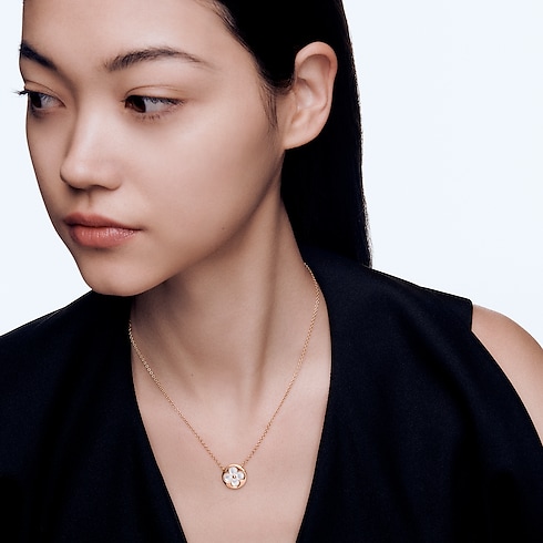 Color Blossom Sun 玫瑰K金鑲白色珍珠母貝吊墜 in 珠寶系列's 按類別瀏覽 高級珠寶總覽 collections by Louis Vuitton (產品縮放)