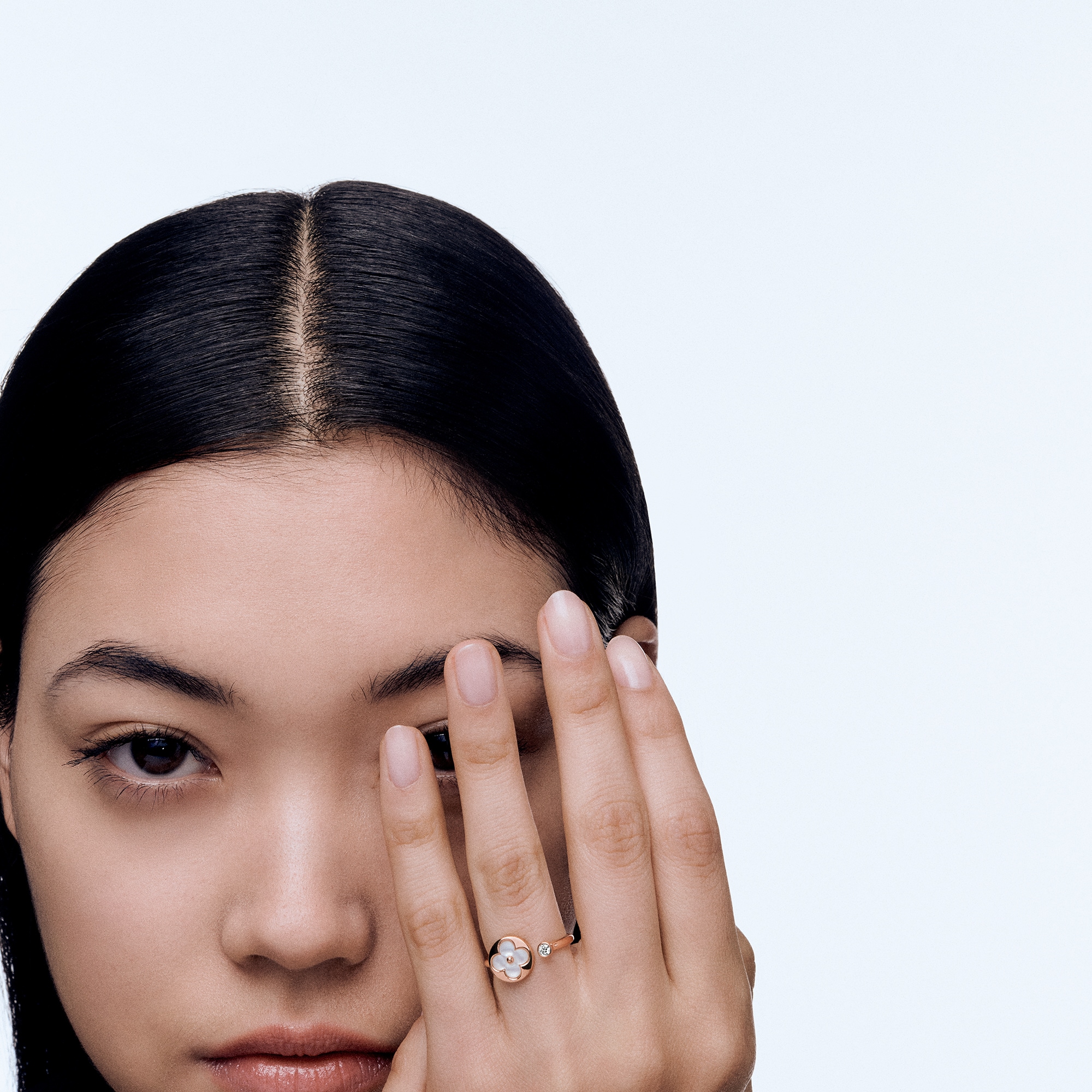 Color Blossom Mini 玫瑰K金配白色珍珠母貝及鑽石太陽圖案戒指  in 珠寶系列