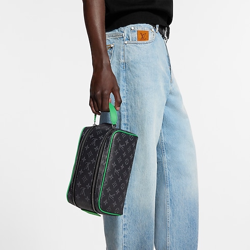 Dopp Kit Monogram Eclipse 帆布 in 男士's 旅遊用品 旅遊配件 collections by Louis Vuitton (產品縮放)