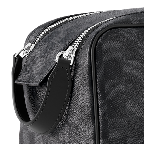Dopp 梳洗包 Damier Graphite 帆布 in 男士's 旅遊用品 旅遊用品總覽 collections by Louis Vuitton (產品縮放)