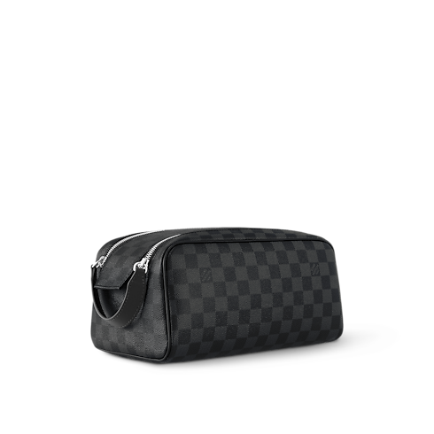 Dopp 梳洗包 Damier Graphite 帆布 in 男士's 旅遊用品 旅遊用品總覽 collections by Louis Vuitton (產品縮放)