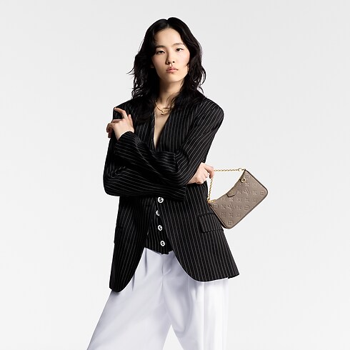 Easy Pouch On Strap Monogram Empreinte 皮革 in 女士's 錢包及小型皮件 女裝錢包、皮夾及小型皮件總覽 collections by Louis Vuitton (產品縮放)