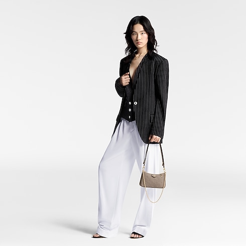 Easy Pouch On Strap Monogram Empreinte 皮革 in 女士's 錢包及小型皮件 女裝錢包、皮夾及小型皮件總覽 collections by Louis Vuitton (產品縮放)