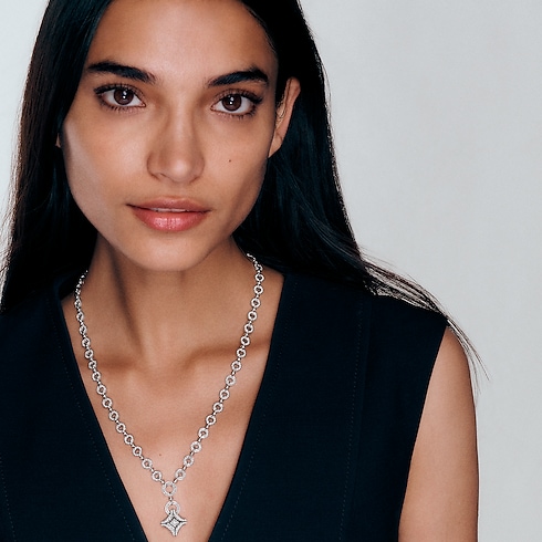 Ever Blossom 吊墜 - 配白K金及鑽石 in Les Extraordinaires's 珠寶系列 項鏈吊墜 collections by Louis Vuitton (產品縮放)