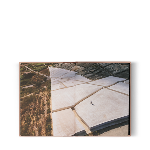 Fashion Eye Cretto di Burri in 行李箱、旅行用品及家居精品's 書庫及文具 旅遊攝影集 collections by Louis Vuitton (產品縮放)