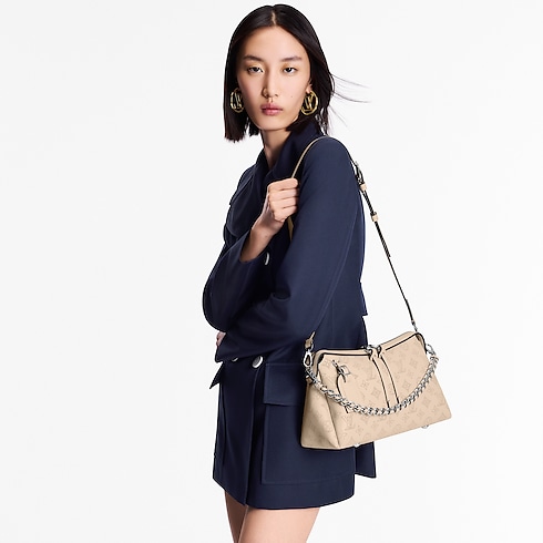 Hand It All PM Mahina 皮革 in 女士's 時尚包款 所有系列 collections by Louis Vuitton (產品縮放)