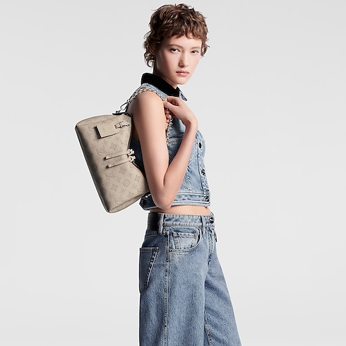 Hand It All PM Mahina 皮革 in 女士's 時尚包款 所有系列 collections by Louis Vuitton (產品縮放)