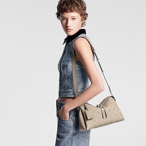 Hand It All PM Mahina 皮革 in 女士's 時尚包款 所有系列 collections by Louis Vuitton (產品縮放)