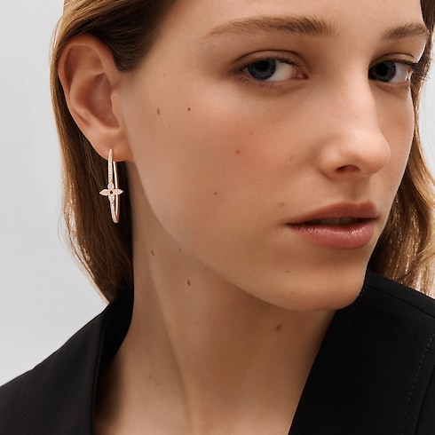 Idylle Blossom 玫瑰K金配鑽石圈式耳環 in 珠寶系列's 按類別瀏覽 高級珠寶總覽 collections by Louis Vuitton (產品縮放)