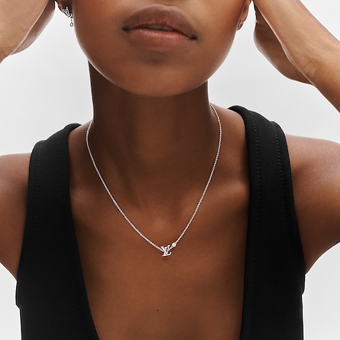 Idylle Blossom LV 白K金配鑽石吊墜 in 珠寶系列's 按類別瀏覽 高級珠寶總覽 collections by Louis Vuitton (產品縮放)