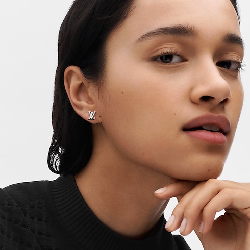 Idylle Blossom 黃K金及白K金配鑽石雙面單枚耳釘 in 珠寶系列's 按類別瀏覽 耳環 collections by Louis Vuitton (產品縮放)