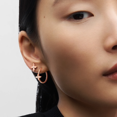 Idylle Blossom 玫瑰K金配鑽石小型環狀單枚耳環 in 珠寶系列's 按類別瀏覽 耳環 collections by Louis Vuitton (產品縮放)