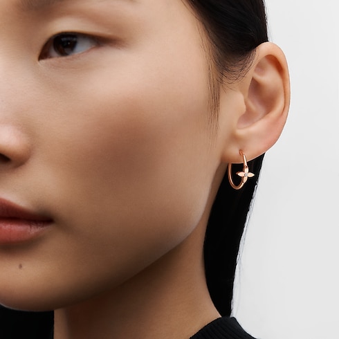 Idylle Blossom 玫瑰K金配鑽石小型環狀單枚耳環 in 珠寶系列's 按類別瀏覽 耳環 collections by Louis Vuitton (產品縮放)