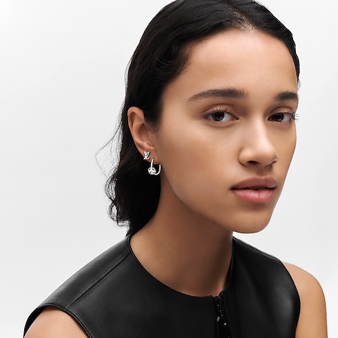 Idylle Blossom 白K金配鑽石小型環狀單枚耳環 in 珠寶系列's 按類別瀏覽 耳環 collections by Louis Vuitton (產品縮放)