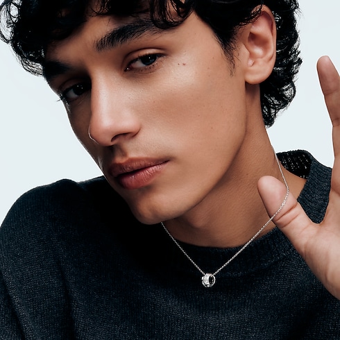 Le Damier de Louis Vuitton 吊墜 - 配白K金及鑽石 in 珠寶系列's 按類別瀏覽 項鍊吊墜 collections by Louis Vuitton (產品縮放)