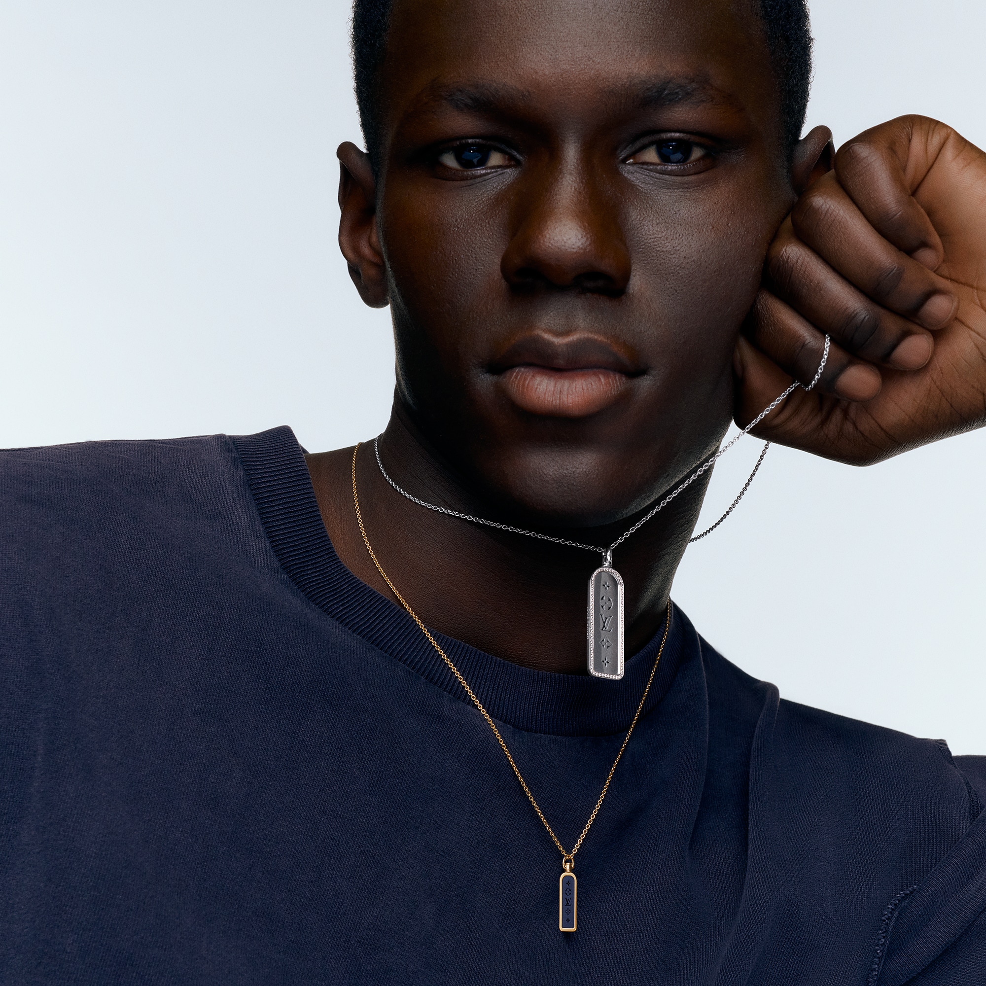 Les Gastons Vuitton Small Tag 吊墜 - 配黃K金及鈦金屬  in Les Extraordinaires