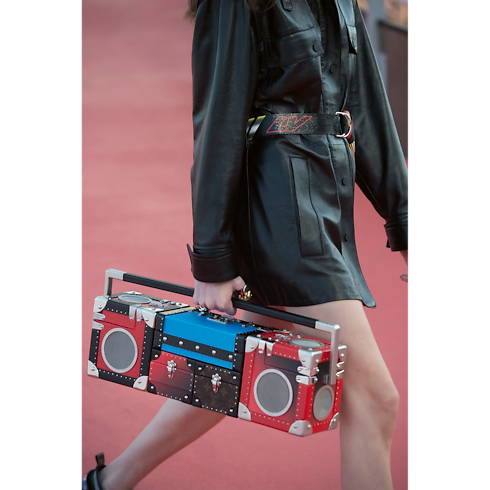 Louis Vuitton Catwalk in 行李箱、旅行用品及家居精品's 書庫及文具 精裝書籍 collections by Louis Vuitton (產品縮放)