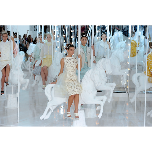 Louis Vuitton Catwalk in 行李箱、旅行用品及家居精品's 書庫及文具 精裝書籍 collections by Louis Vuitton (產品縮放)