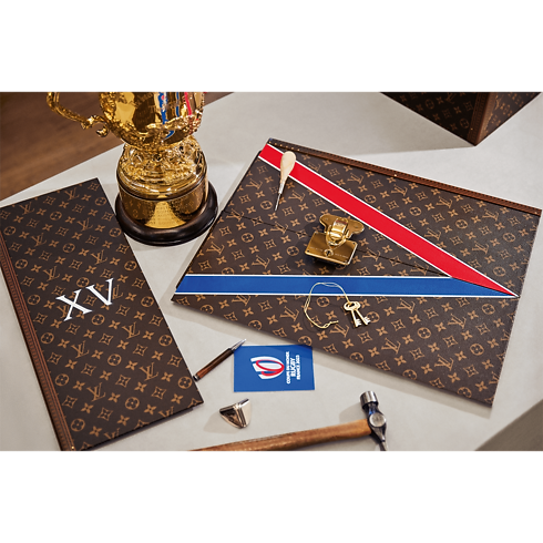 Louis Vuitton Trophy Trunks in 行李箱、旅行用品及家居精品's 書庫及文具 精裝書籍 collections by Louis Vuitton (產品縮放)