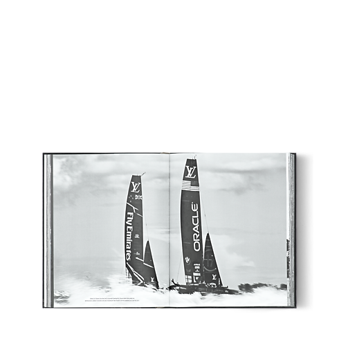 Louis Vuitton Trophy Trunks in 行李箱、旅行用品及家居精品's 書庫及文具 精裝書籍 collections by Louis Vuitton (產品縮放)