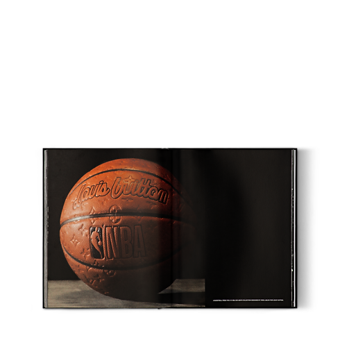 Louis Vuitton Trophy Trunks in 行李箱、旅行用品及家居精品's 書庫及文具 精裝書籍 collections by Louis Vuitton (產品縮放)