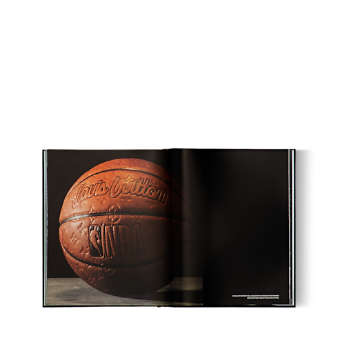 Louis Vuitton Trophy Trunks in 行李箱、旅行用品及家居精品's 書庫及文具 精裝書籍 collections by Louis Vuitton (產品縮放)