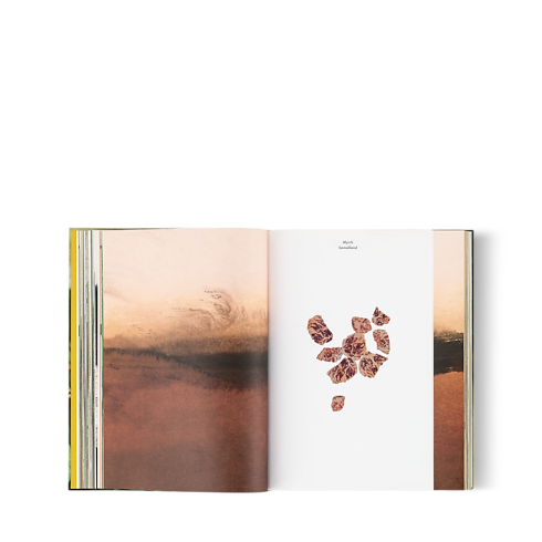 Louis Vuitton: A Perfume Atlas 英文版 in 行李箱、旅行用品及家居精品's 書庫及文具 精裝書籍 collections by Louis Vuitton (產品縮放)