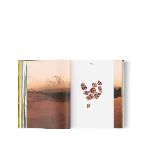 Louis Vuitton: A Perfume Atlas 英文版 in 行李箱、旅行用品及家居精品's 書庫及文具 精裝書籍 collections by Louis Vuitton (產品縮放)