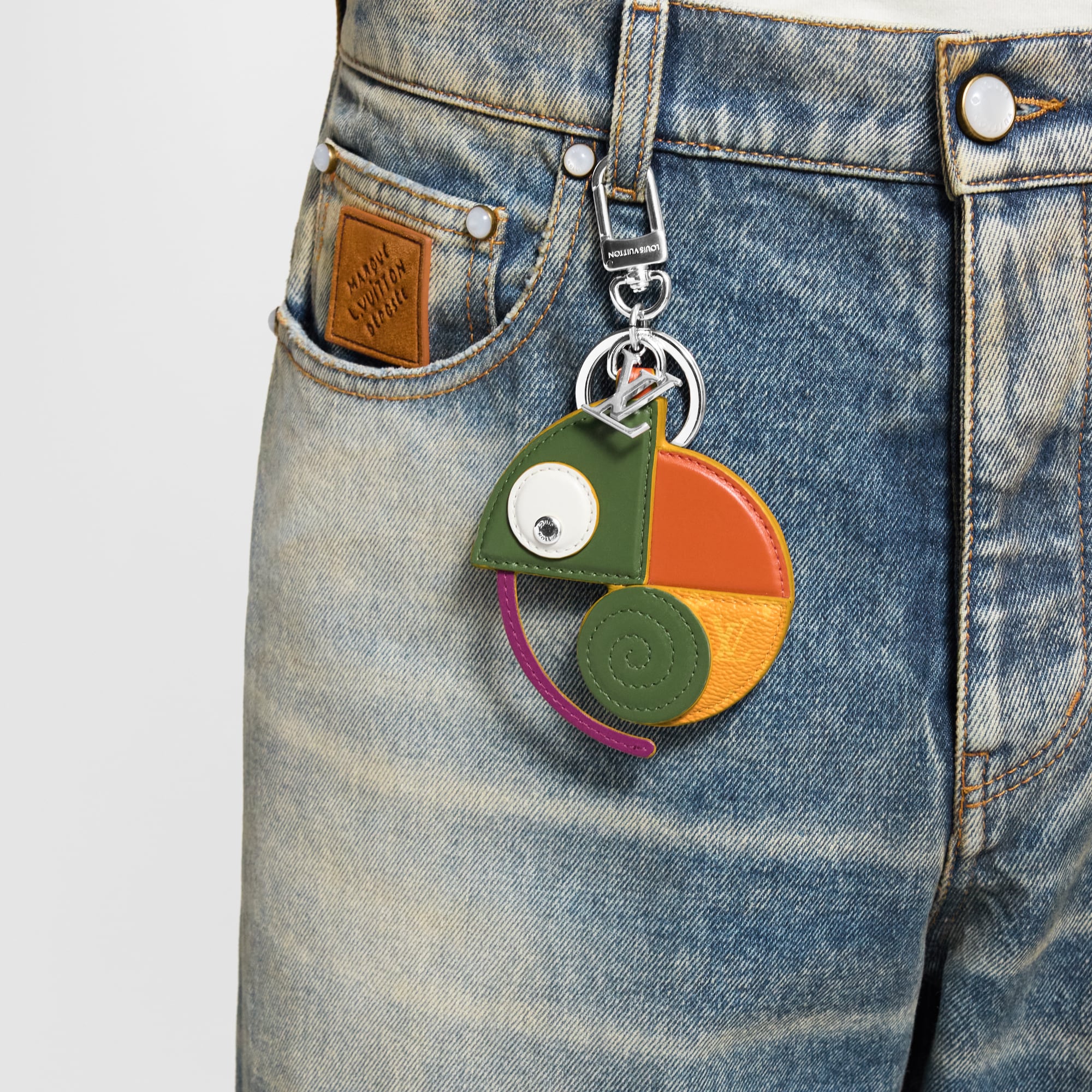 LV Chameleon 鑰匙圈兼包包吊飾 . in 男士