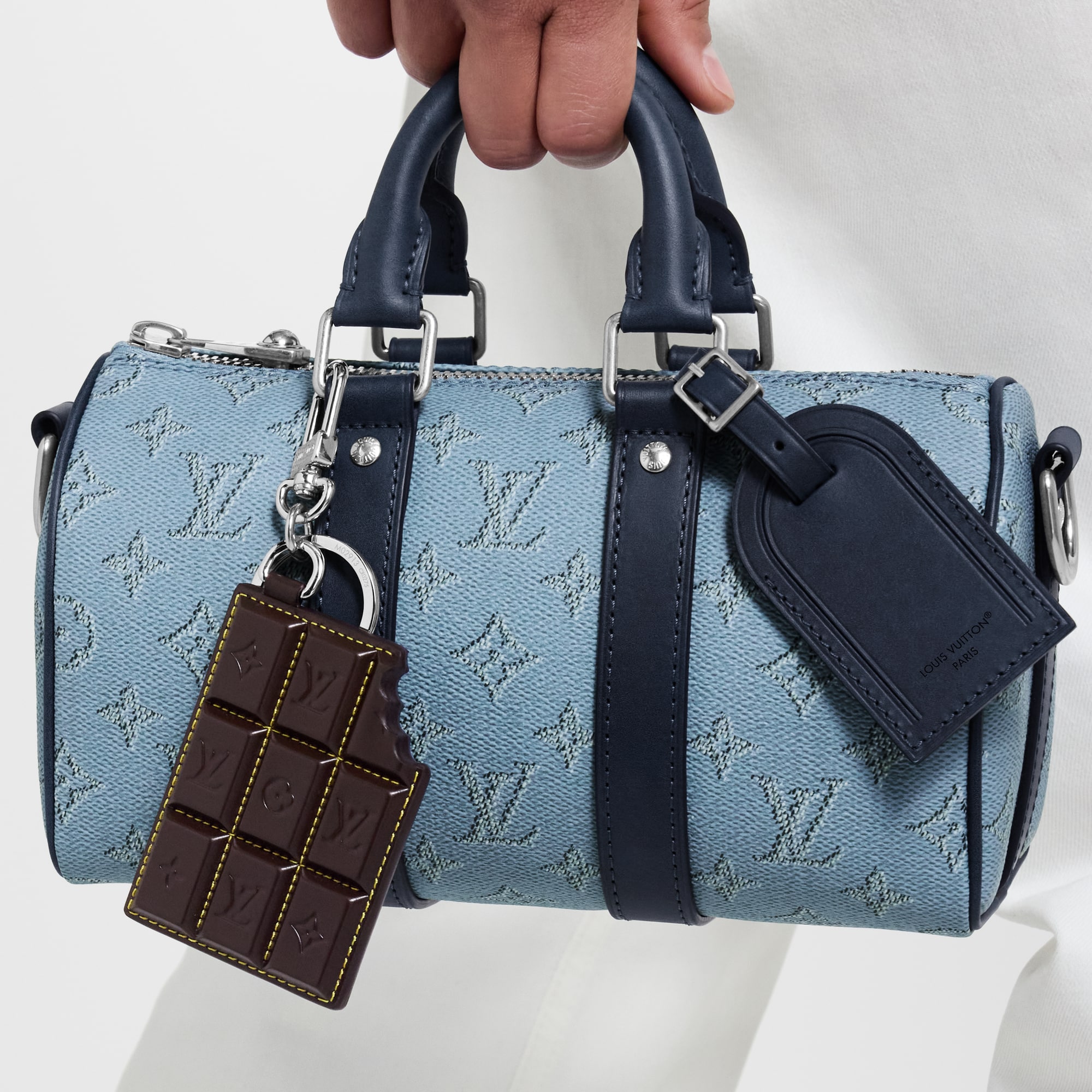 LV Chocolate Bar 鑰匙圈兼包包吊飾 . in 男士