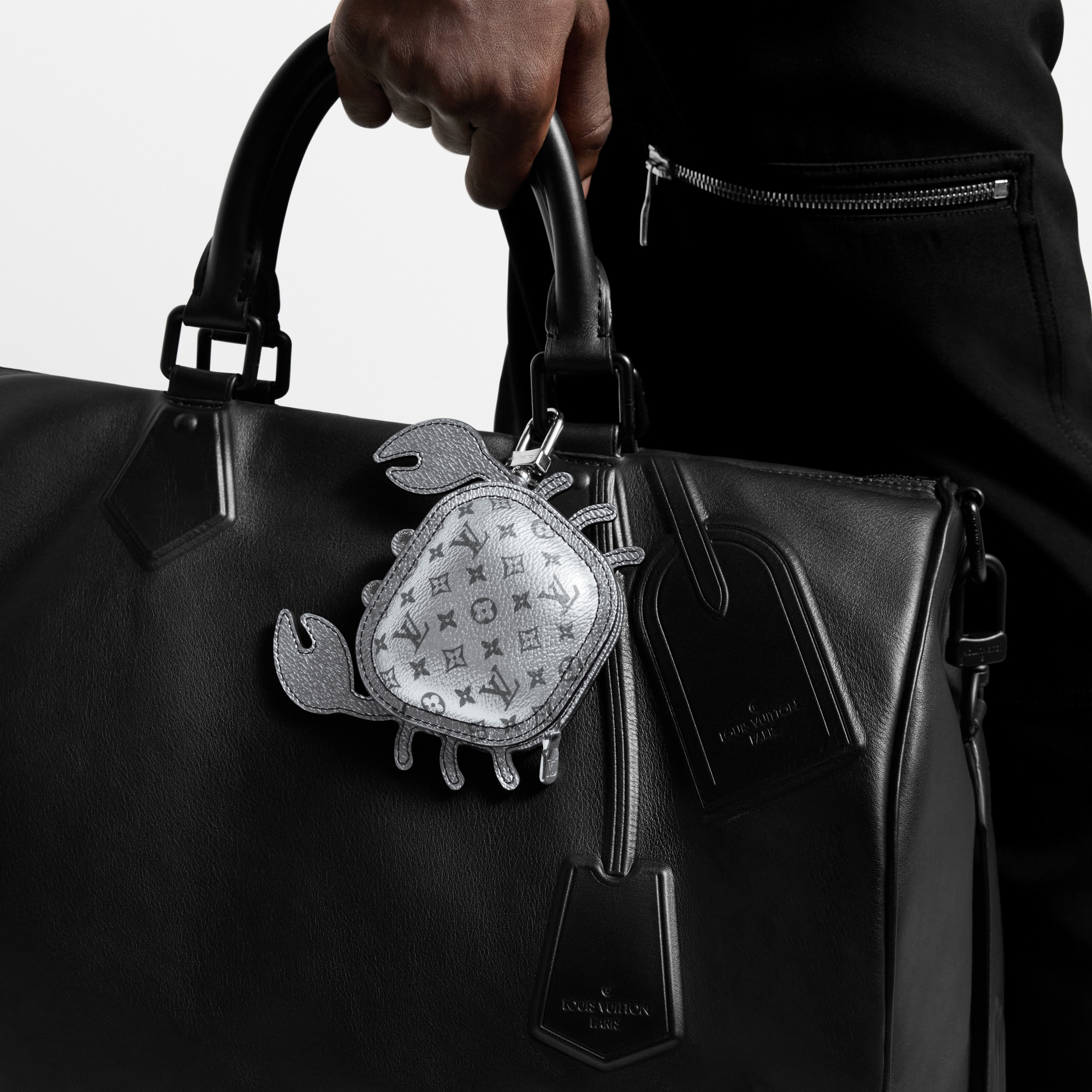 LV Crab 包包吊飾 . in 男士