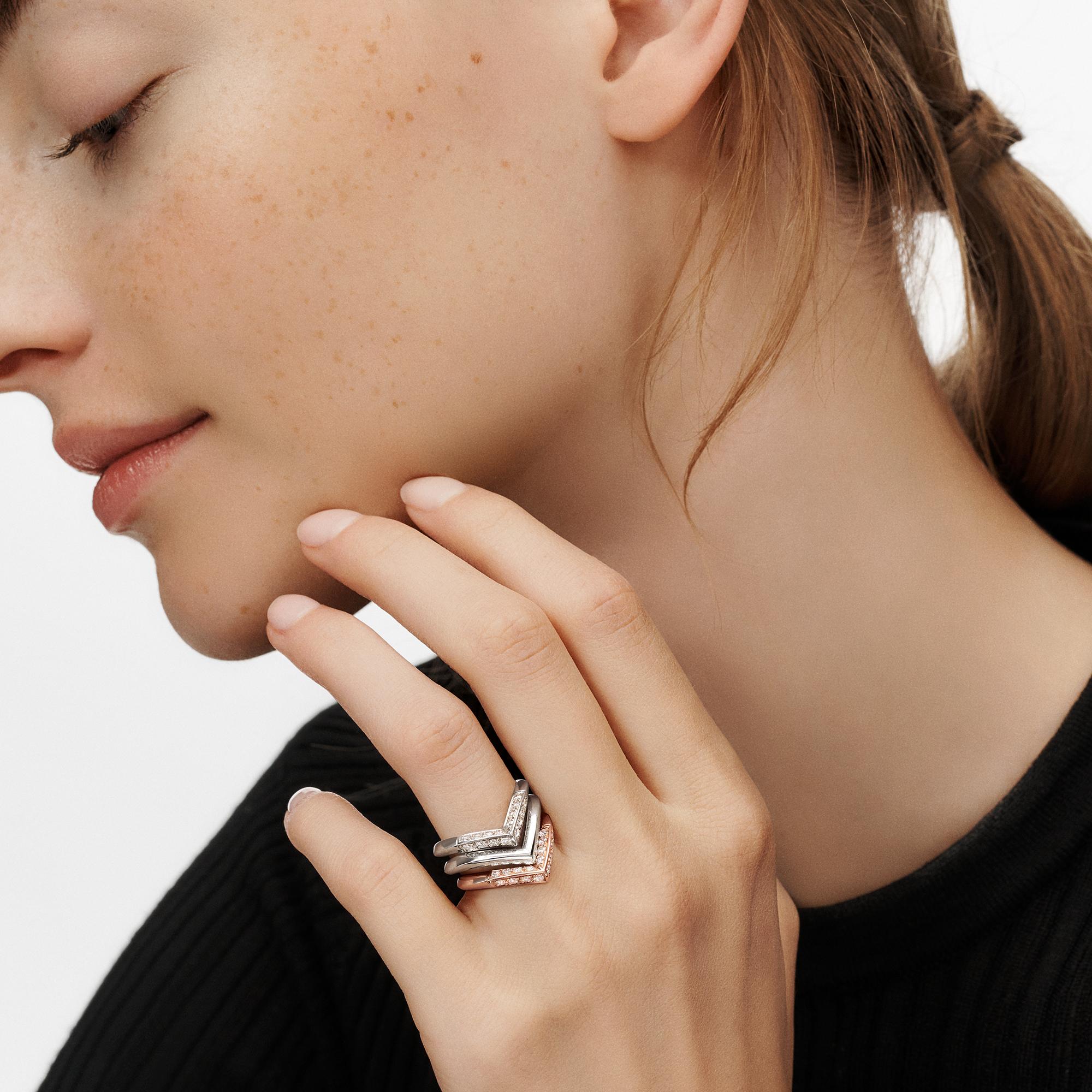 LV Diamonds Pavé V 戒指 - 配玫瑰K金  in 珠寶系列