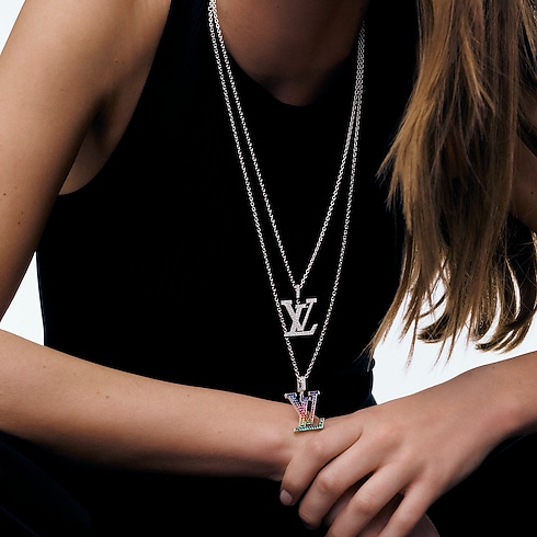 LV Large 吊墜 - 配白K金及彩色寶石 in 珠寶系列's 按類別瀏覽 項鍊吊墜 collections by Louis Vuitton (產品縮放)