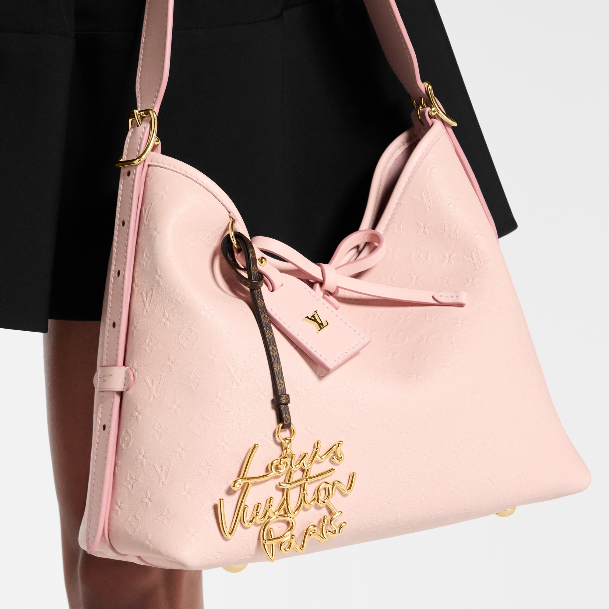 LV Lettering 包包吊飾 . in 女士