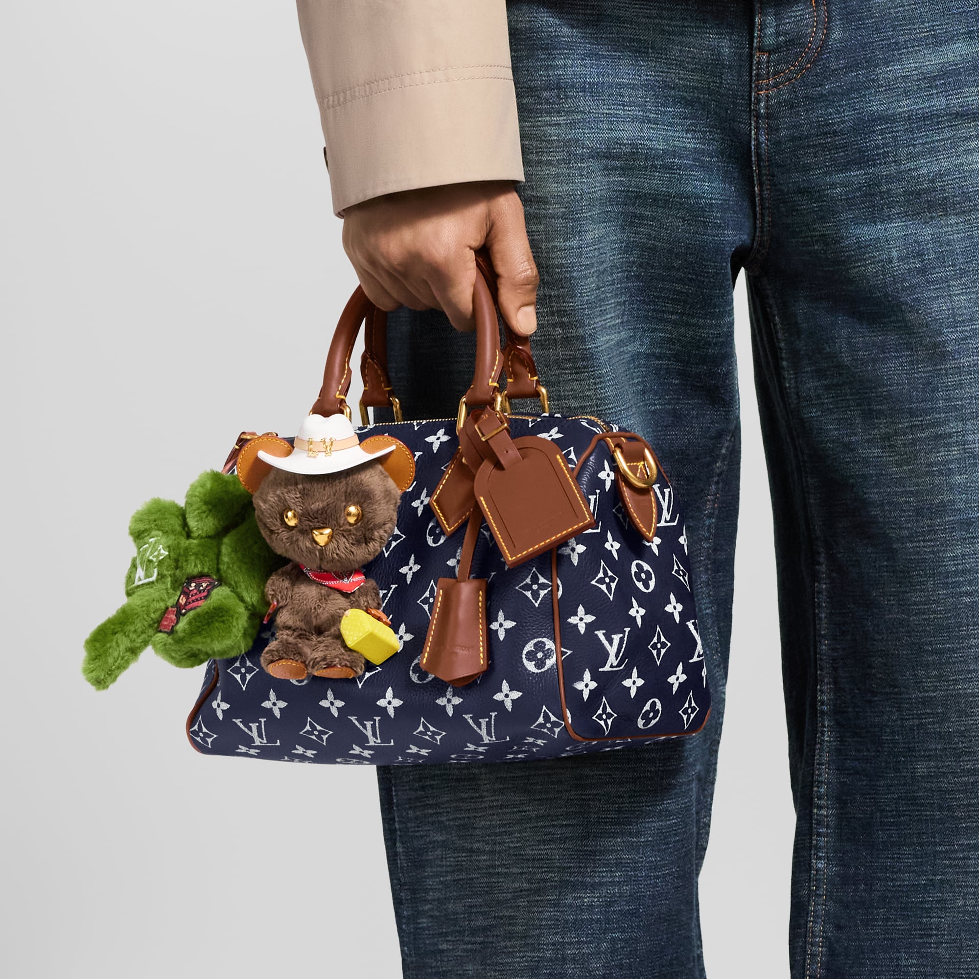 LV Louis Bear 包包吊飾 . in 男士