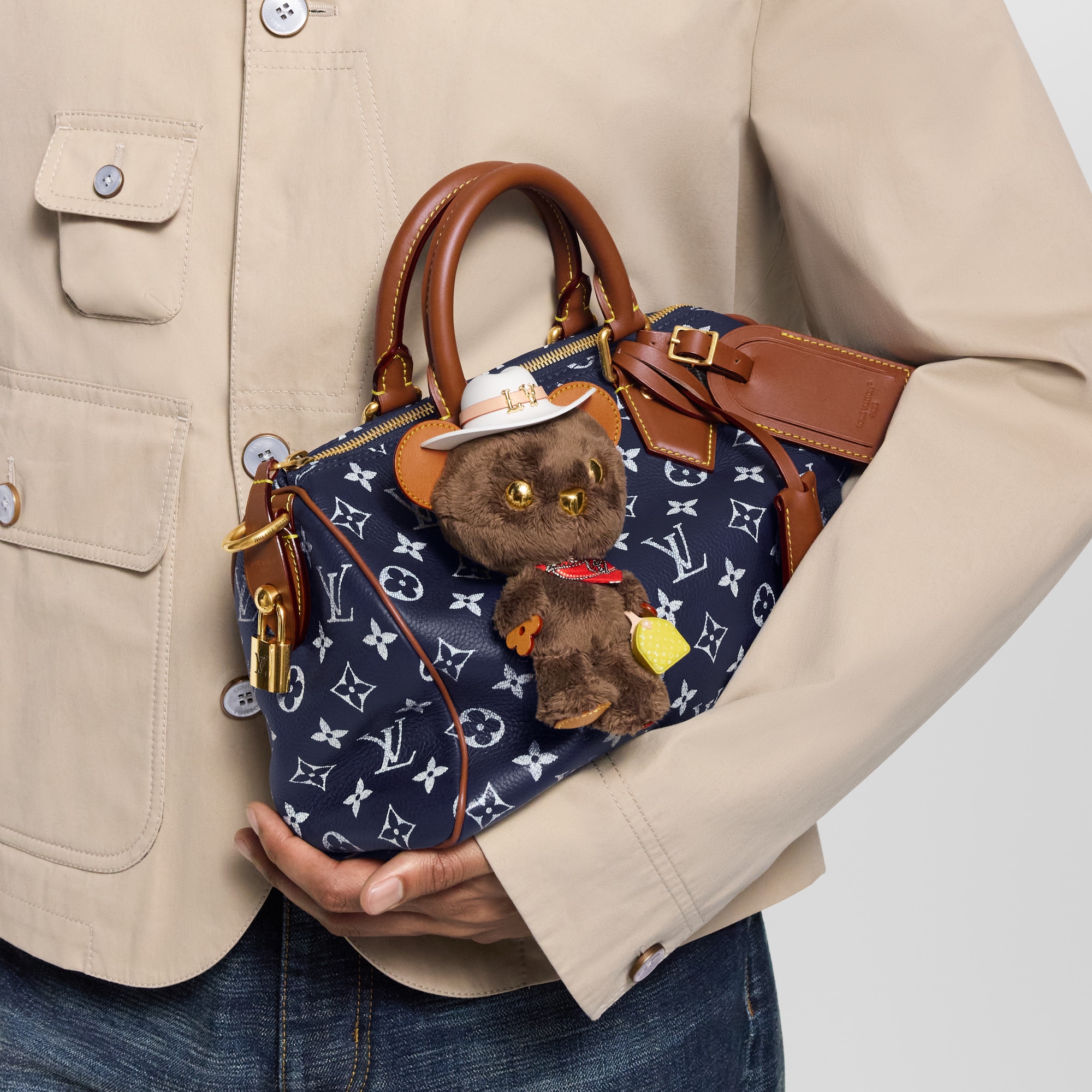 LV Louis Bear 包包吊飾 . in 男士
