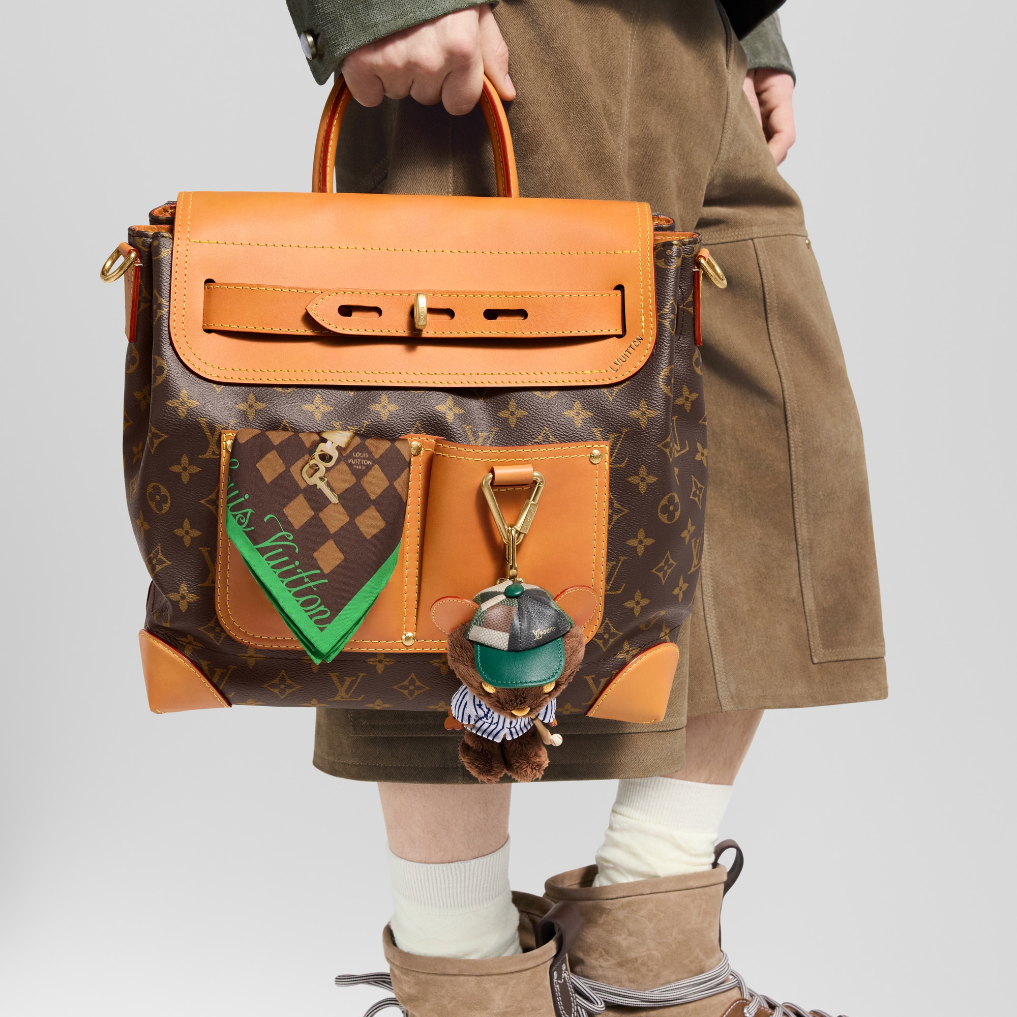 LV Louis Bear 包包吊飾 . in 男士
