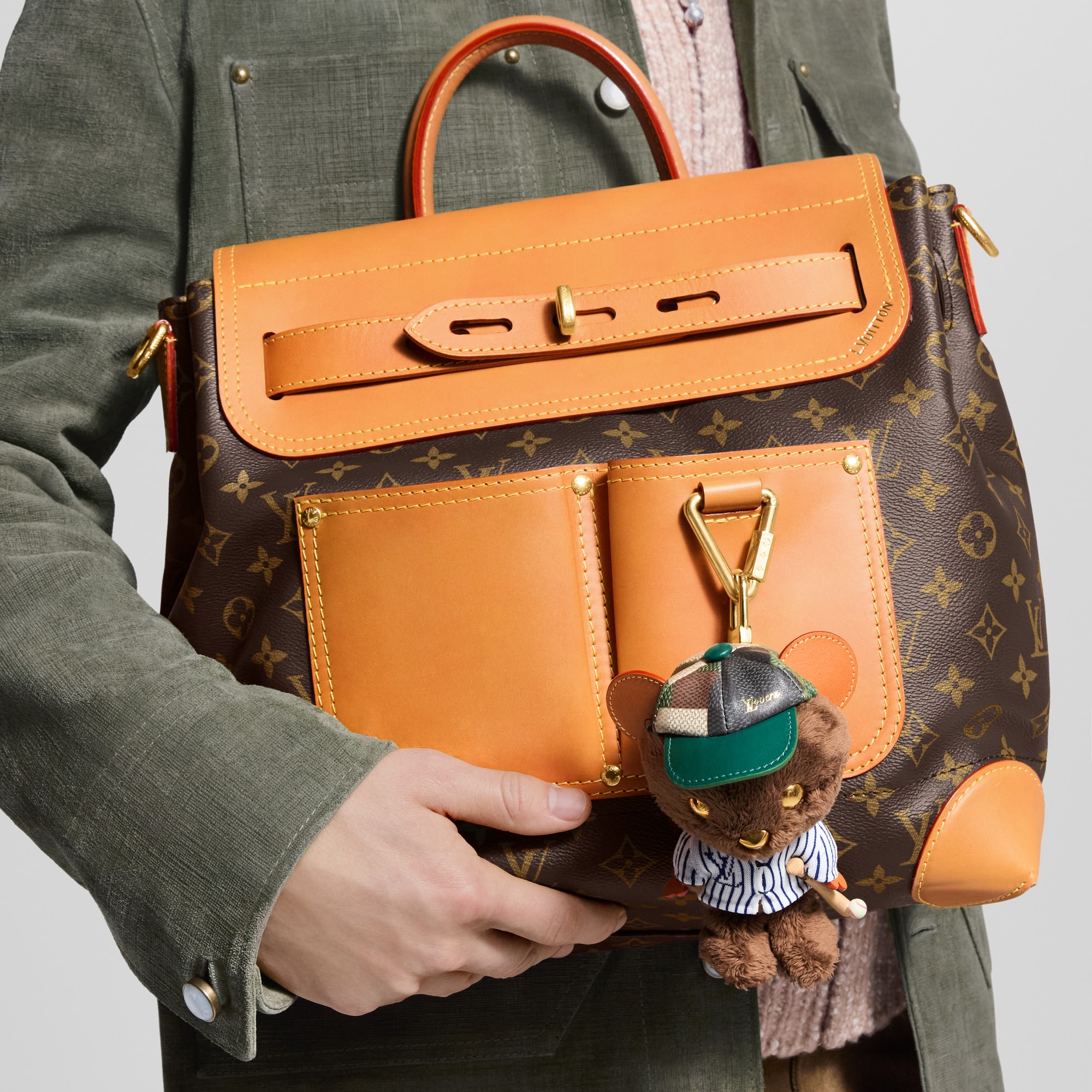 LV Louis Bear 包包吊飾 . in 男士
