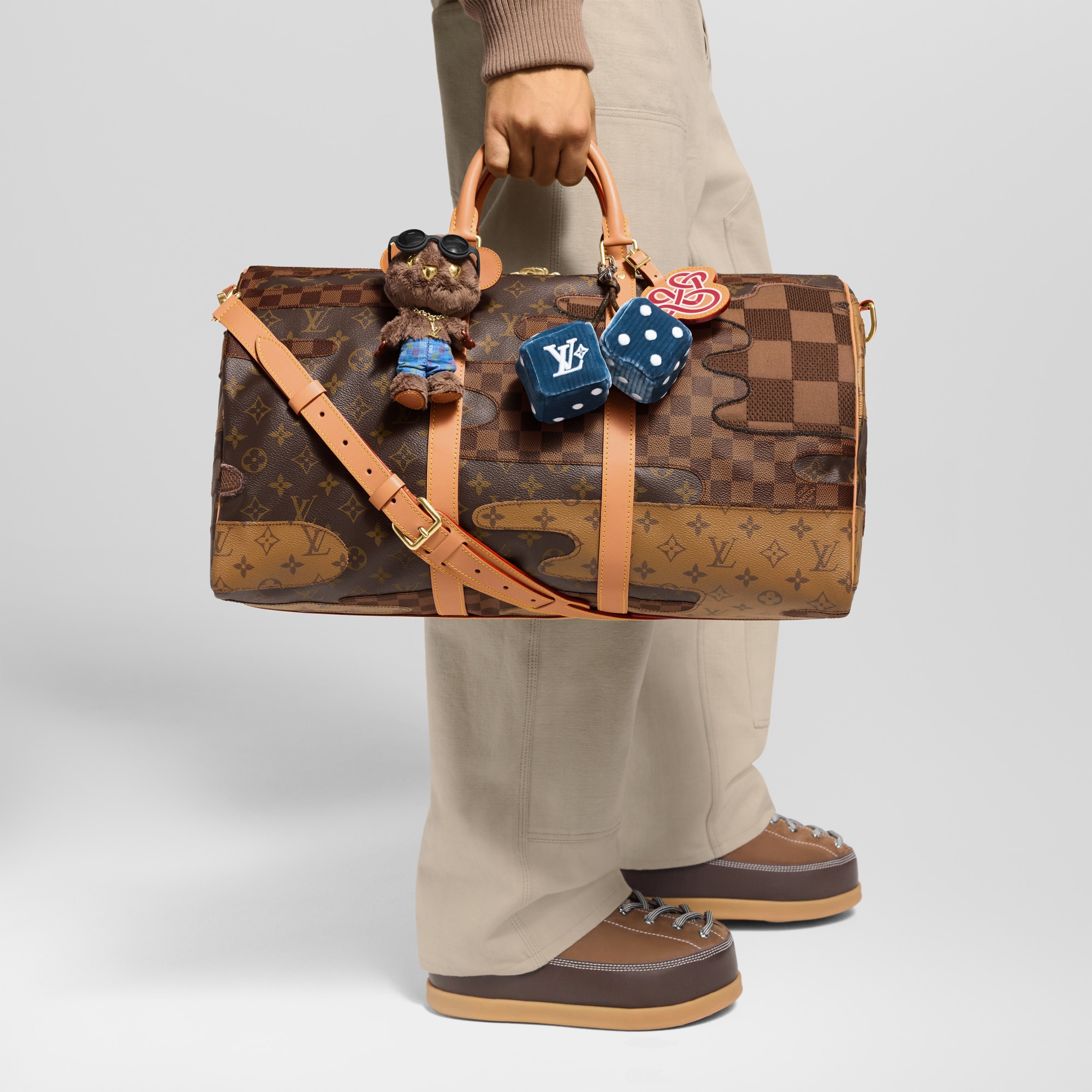 LV Louis Bear 包包吊飾 . in 男士