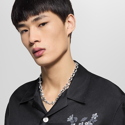 LV Sailor Medium 項鍊 worn view