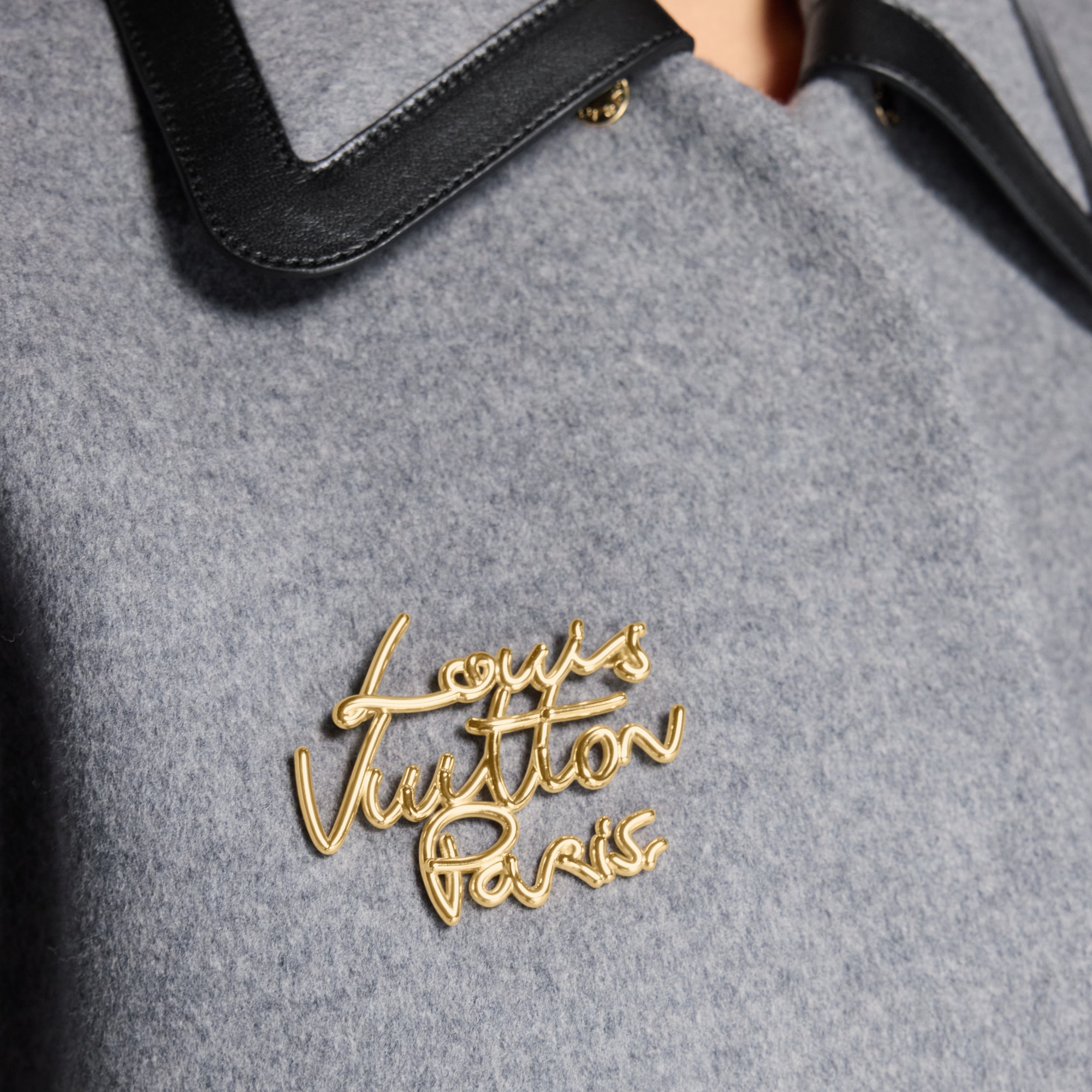 LV Script 胸針 . in 女士