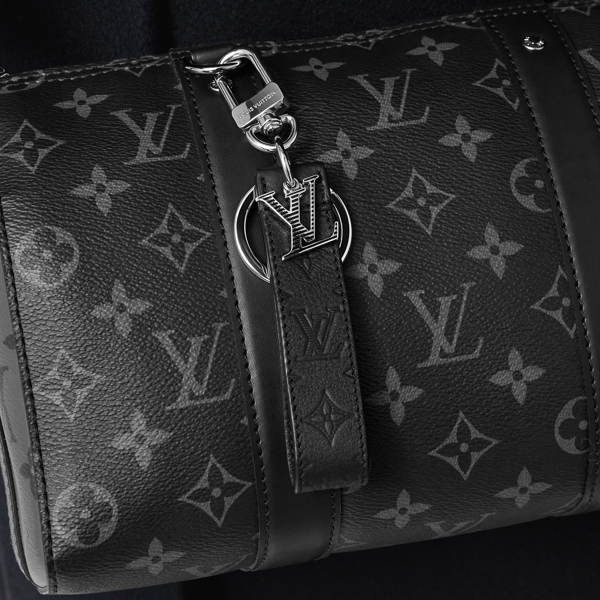 LV Shadow Dragonne 鑰匙圈兼包包吊飾 . in 男士