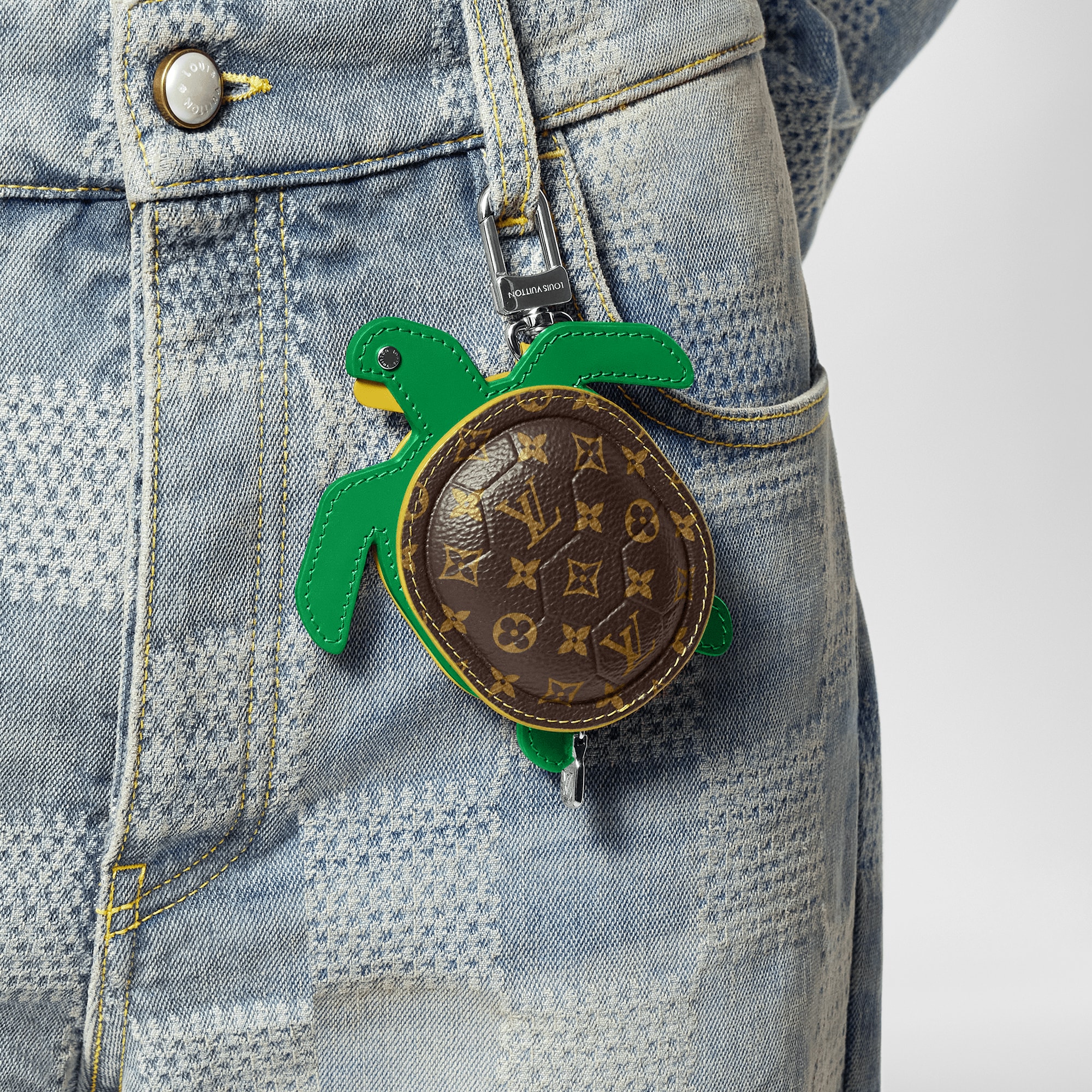 LV Turtle Pouch 包包吊飾 . in 男士
