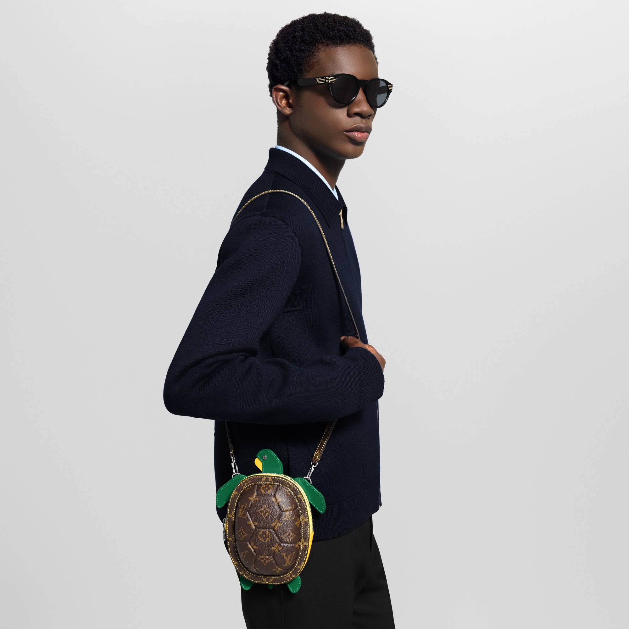 LV Turtle 可穿戴式錢包 其他 Monogram 帆布 in 男士